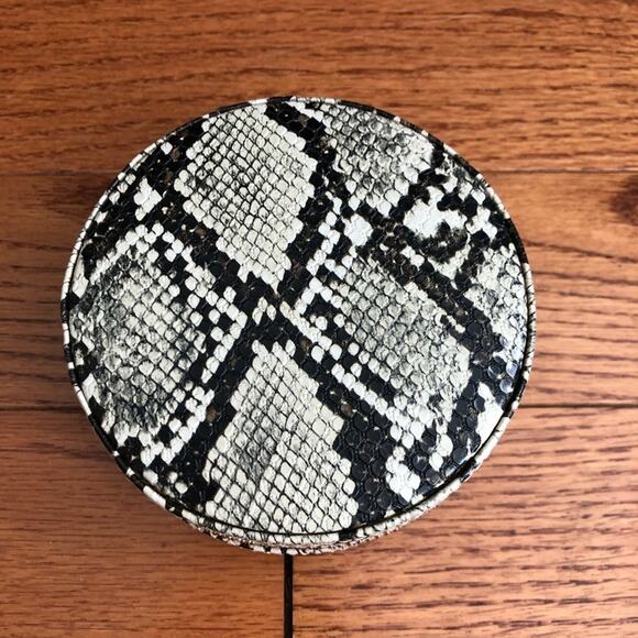 WOLF DESIGNS Round Zip Jewelry Case Animal Print NWT - Picture 7 of 8